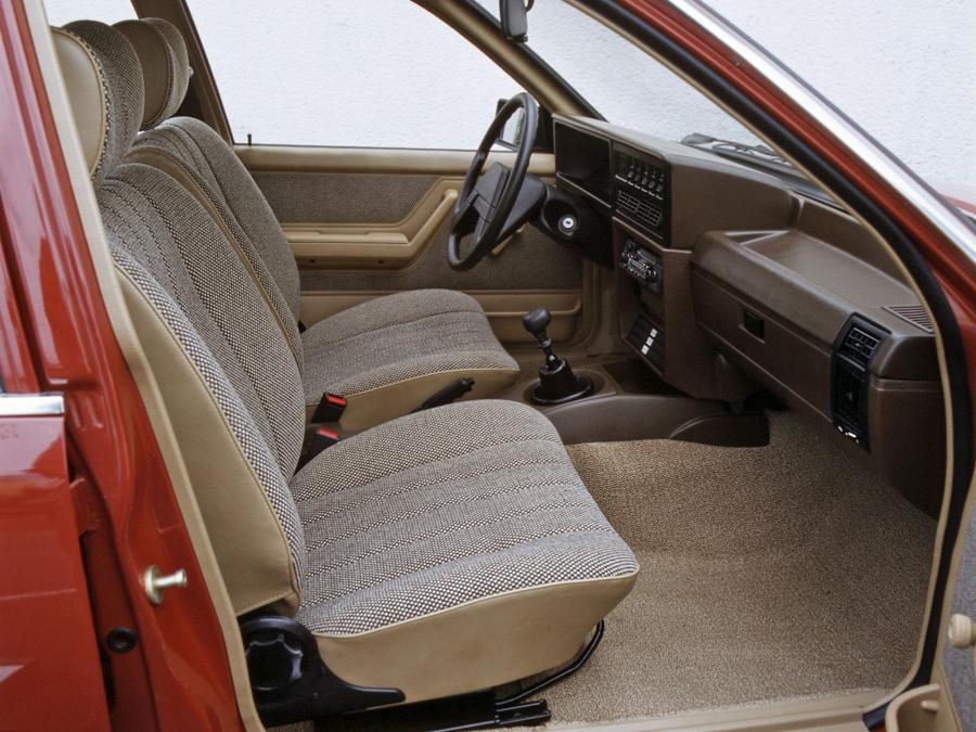 Интерьер Opel Rekord 1982 года  (фото 18 из 21)